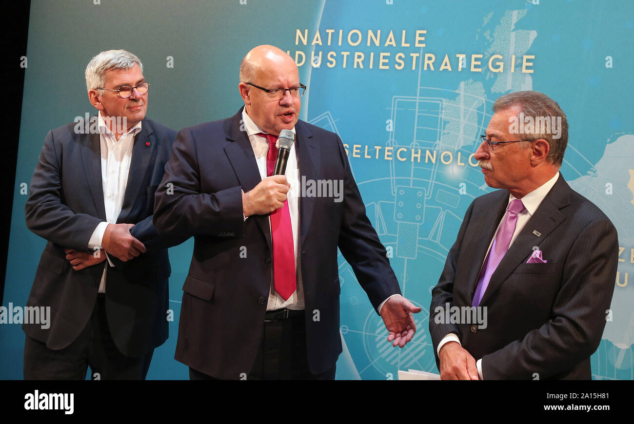 Deutschland. 24 Sep, 2019. Jörg Hofmann (L-R), der IG Metall Vorsitzende, Peter Altmaier (CDU), Bundesminister für Wirtschaft, und Dieter Kempf, BDI-Präsident, wird sich an dem 2019 Industrie Konferenz und eine Mitteilung an den Anfang machen. Quelle: Wolfgang Kumm/dpa/Alamy leben Nachrichten Stockfoto