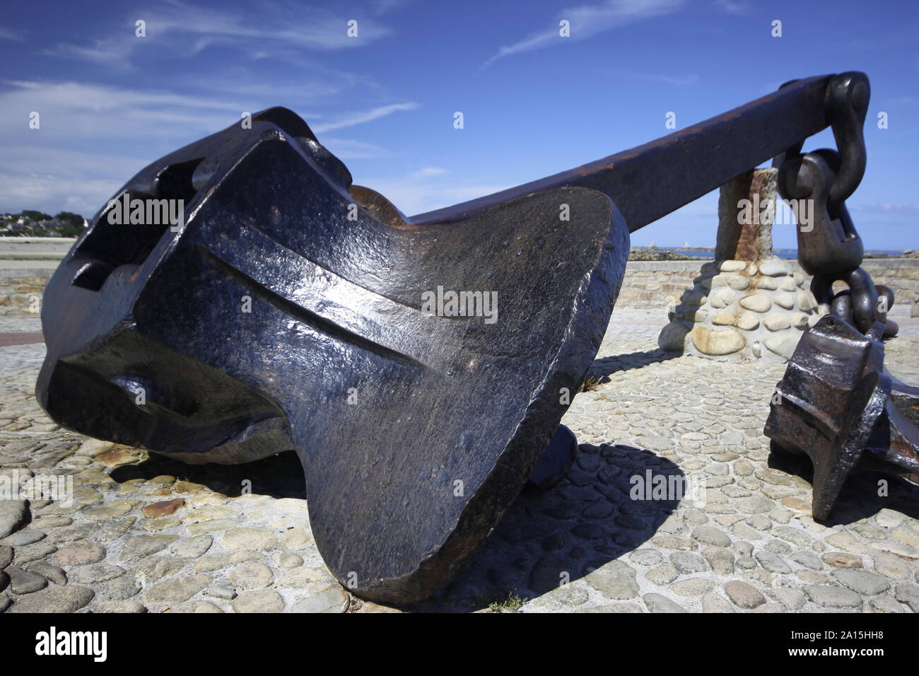 Detail der Amoco Cadiz Memorial an Portsall Frankreich zeigt die Anker und Landschaft Stockfoto