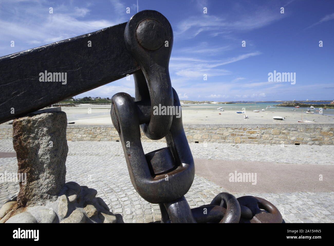 Detail der Amoco Cadiz Memorial an Portsall Frankreich zeigt die Anker und Landschaft Stockfoto