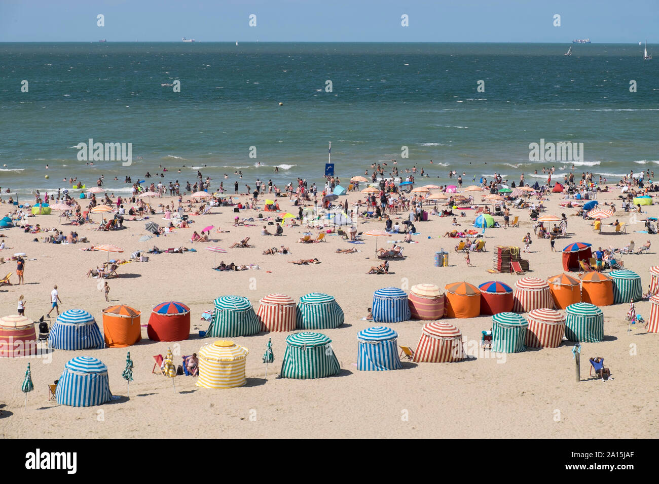 Trouville-sur-Mer (Normandie, Frankreich): Der Strand mit Sonnenschirmen Stockfoto