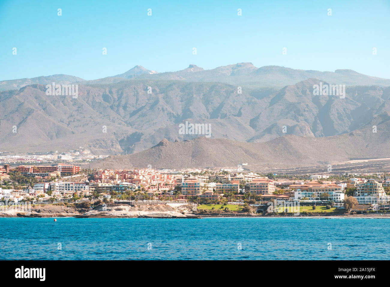 Stadt mit Hotel Gebäude an der Küste mit Blick auf die Berge Landschaft Hintergrund - ocean view auf Teneriffa Stockfoto