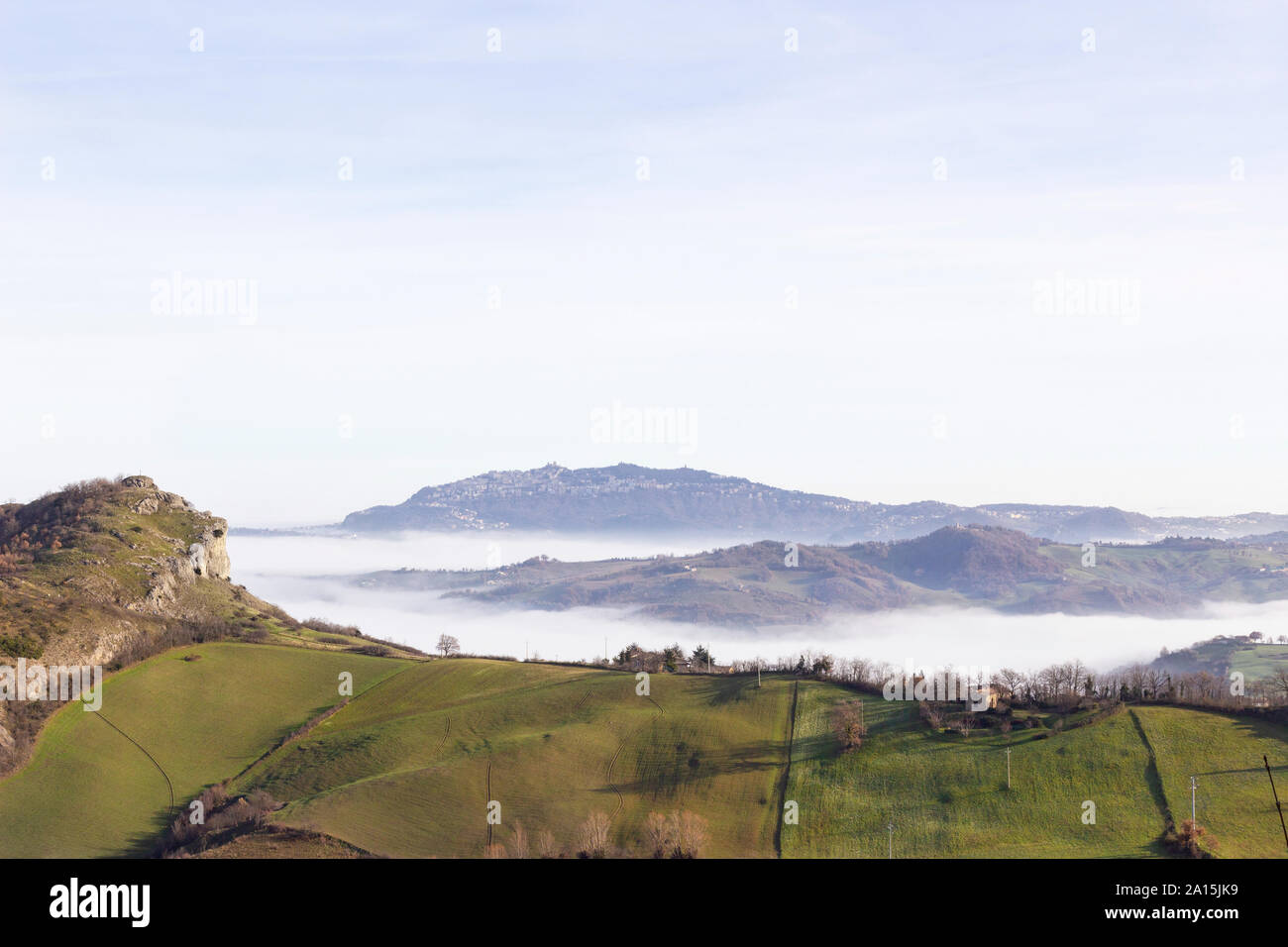 Toskana Hügel im Nebel Stockfoto