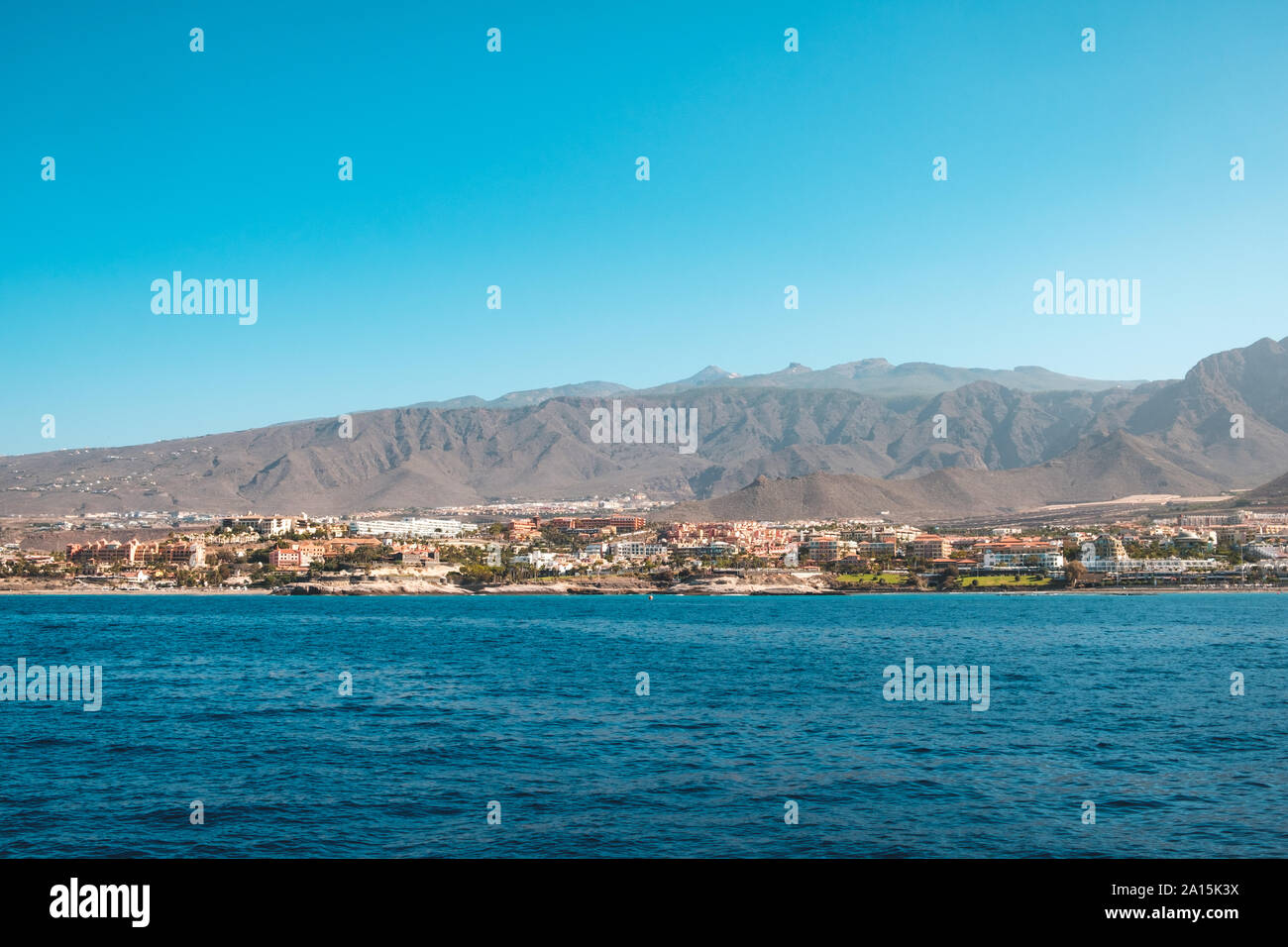 Stadt und Hotels an der Küste mit Blick auf die Berge Landschaft Hintergrund - ocean view auf Teneriffa Stockfoto