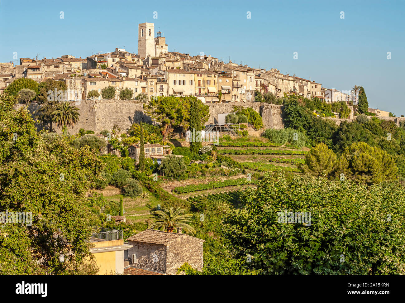 Blick auf die Altstadt des kleinen Dorfes St. Michel im Hinterland der Cote d'Azur, Frankreich Stockfoto