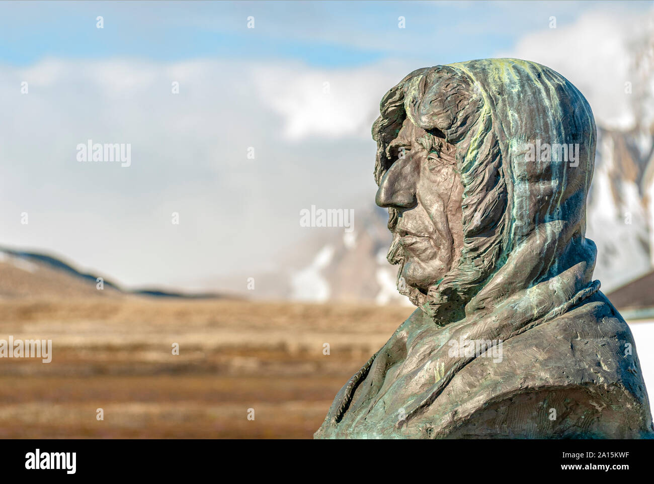 Statue von Roald Amundsen in dem abgelegenen Dorf von Ny Alesund in Svalbard (Spitzbergen). Stockfoto