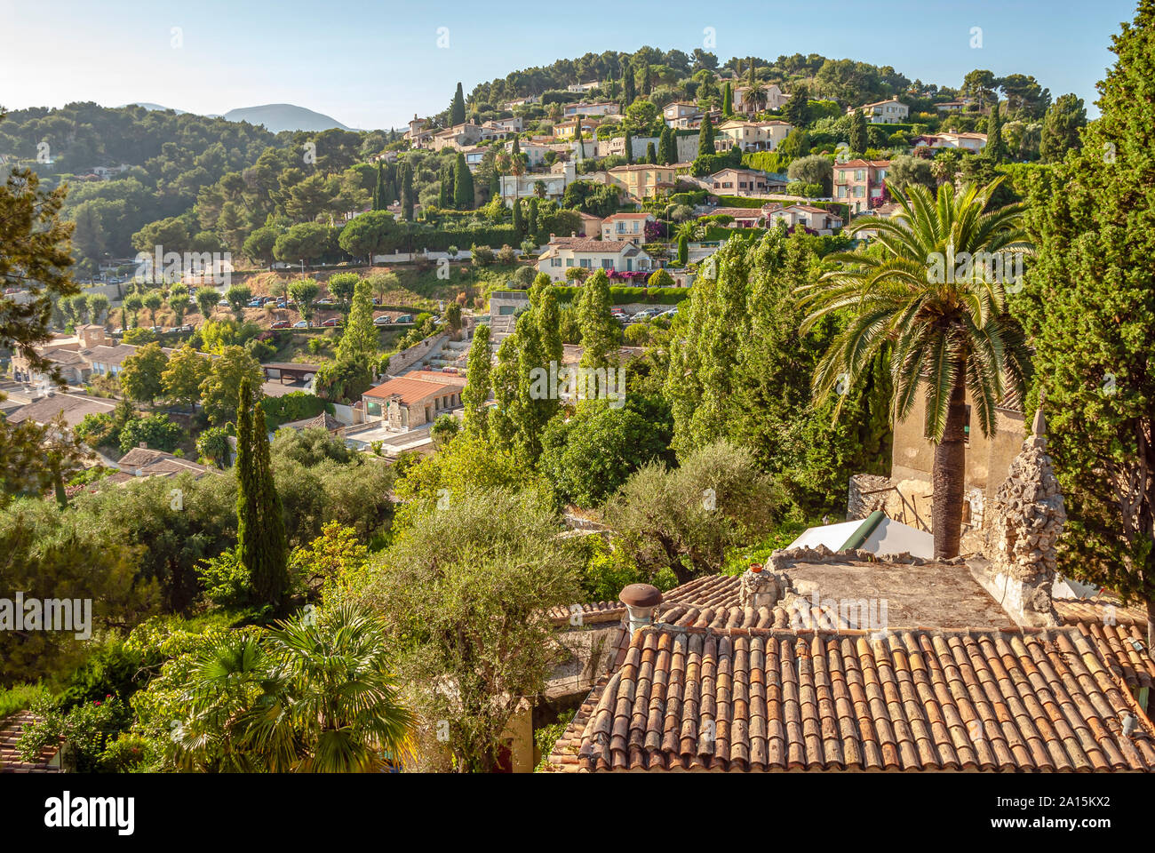 Blick von der Altstadt auf das Dorf St. Michel in den umliegenden zurück Landschaft der Côte d'Azur, Frankreich. Stockfoto