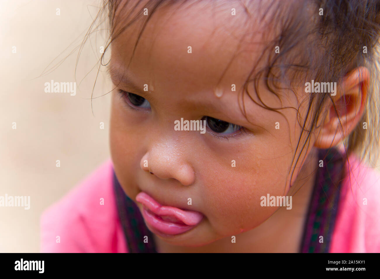 Der Toddler Gesicht auf der Suche nach Etwas und verschwitzt auf ihrem Gesicht. Hochauflösende Bilder Galerie. Stockfoto