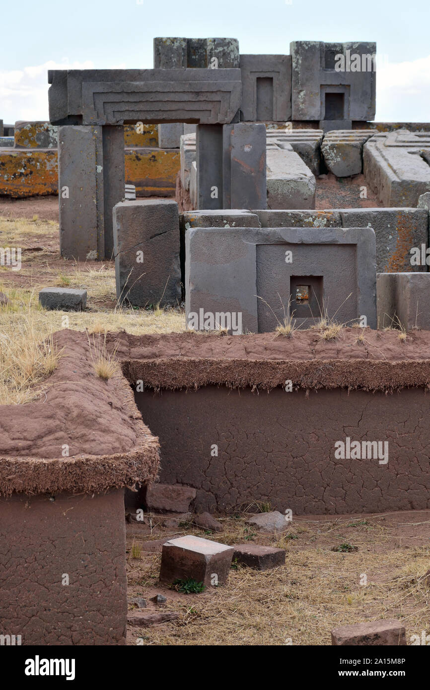 Ruinen von pumapunku oder Puma Punku Teil einer großen Tempelanlage oder Denkmal Group, die Teil der Tiwanaku Standort in der Nähe von Tiwanaku, Bolivien Stockfoto
