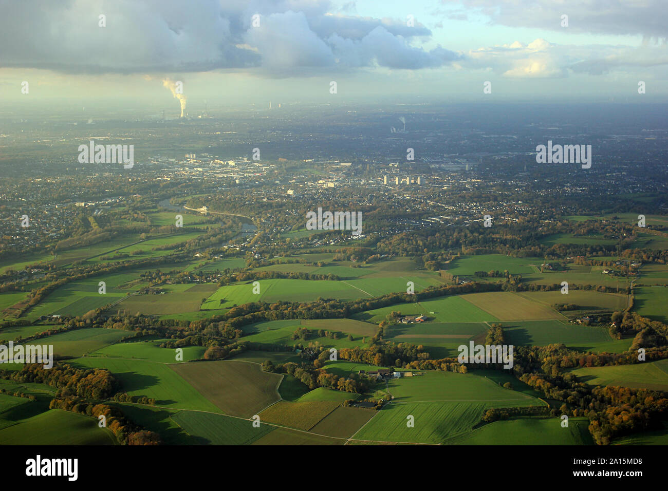 Grüne Felder in der Nähe des industriellen Städte im Ruhrgebiet Stockfoto