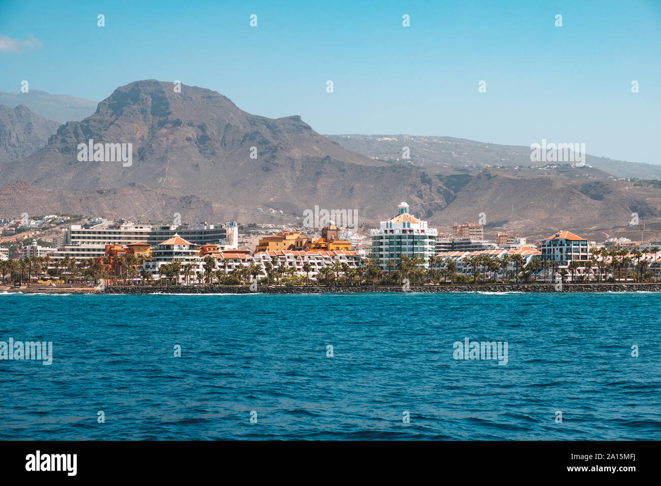 Ocean Front Hotels an der Küste Blick vom Boot an Land mit Berg Hintergrund Stockfoto
