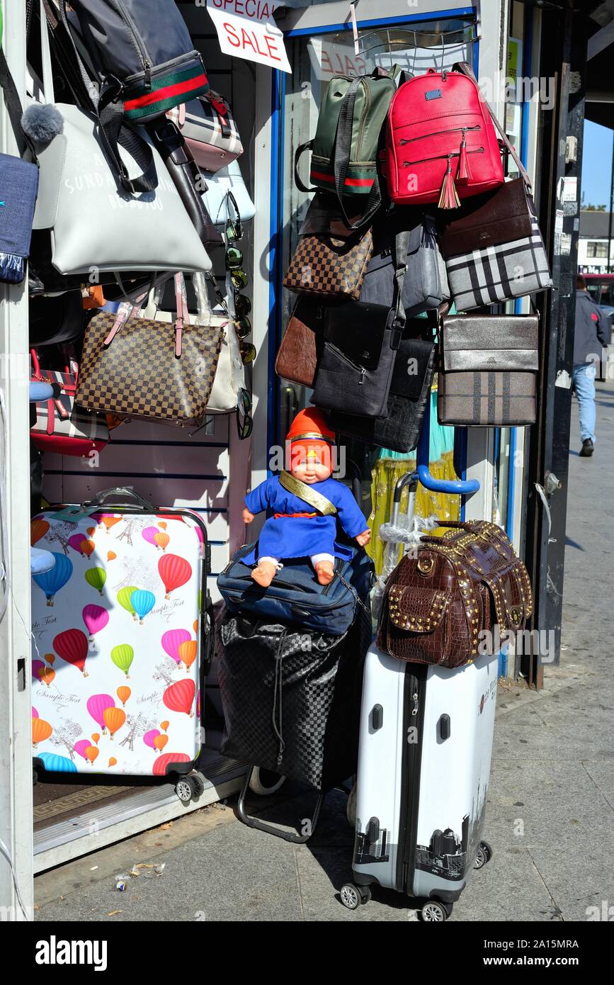 Eine lebensechte Puppe gekleidet in traditionelle Kleidung außerhalb Ladengeschäft verkaufen Taschen und Koffer auf South Road Southall West London England Großbritannien Stockfoto
