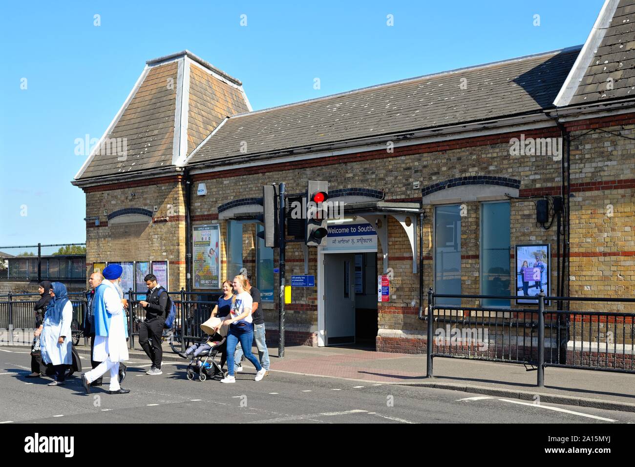 Außenansicht des alten Bahnhofs Southall, South Street, Southall West London England Stockfoto