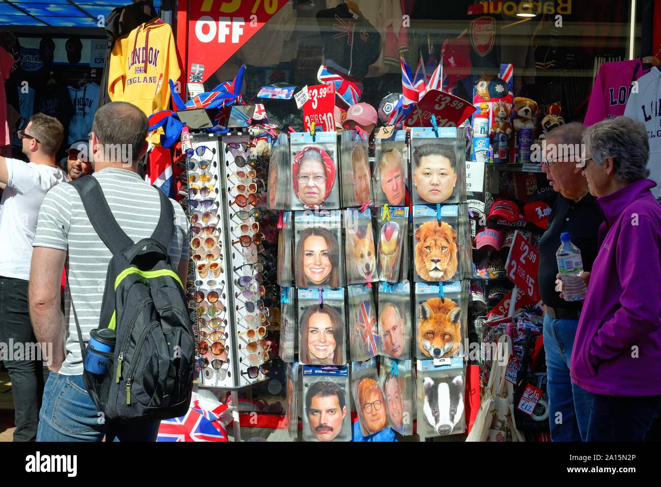 Von außen ein Souvenirgeschäft in Windsor mit einem Stand verkaufen Celebrity Masken von berühmten Persönlichkeiten, Berkshire England Großbritannien Stockfoto