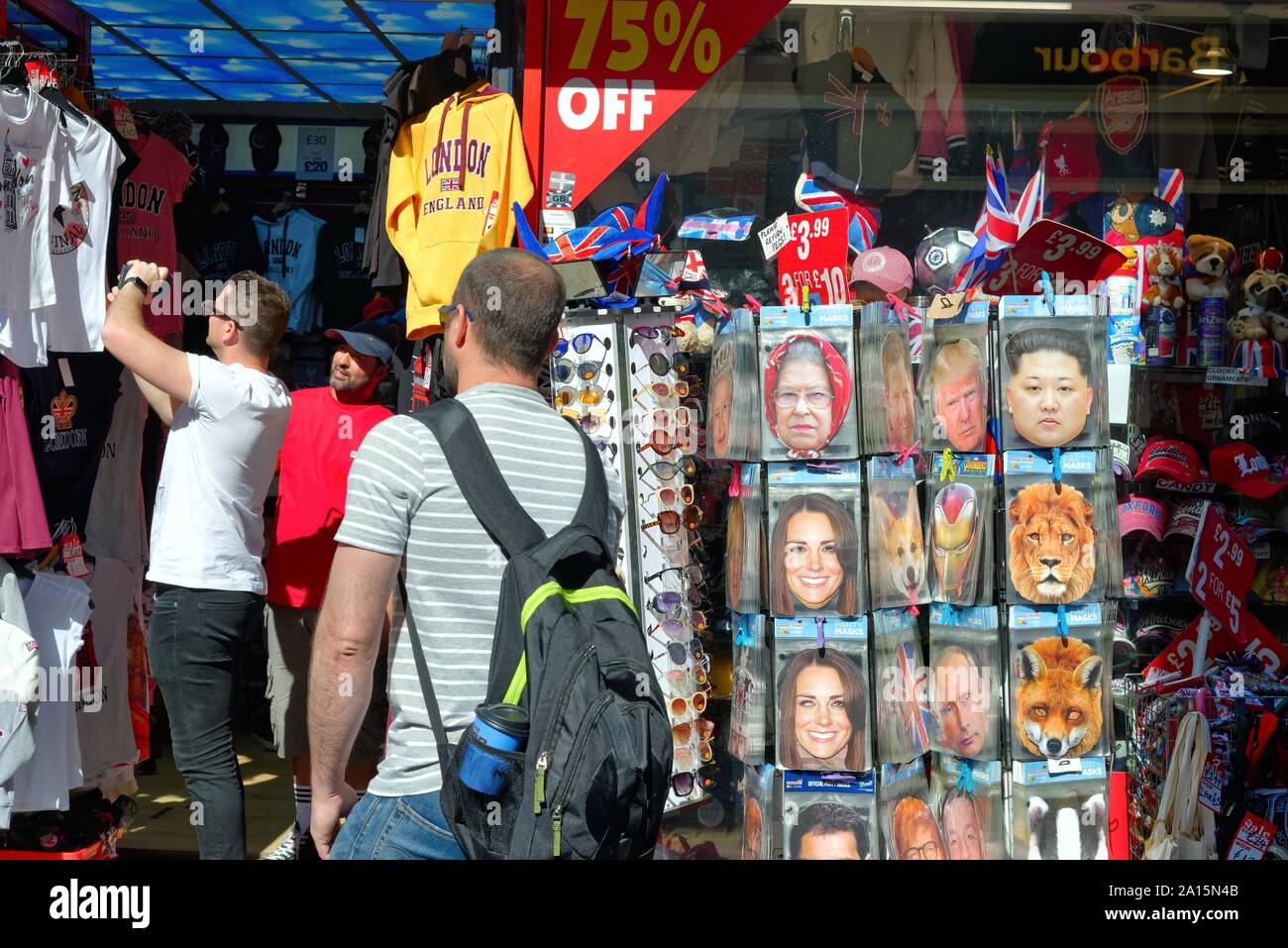 Von außen ein Souvenirgeschäft in Windsor mit einem Stand verkaufen Celebrity Masken von berühmten Persönlichkeiten, Berkshire England Großbritannien Stockfoto