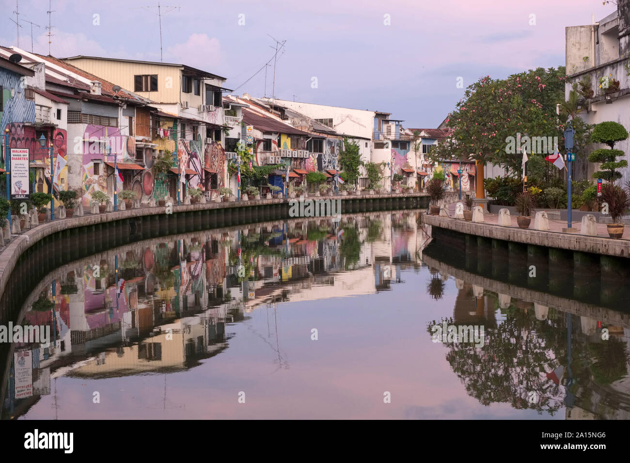 Malaysia, Malacca Stadt: Häuser entlang der Ufer der Malakka River. Die Stadt ist von der UNESCO als Weltkulturerbe registriert Stockfoto