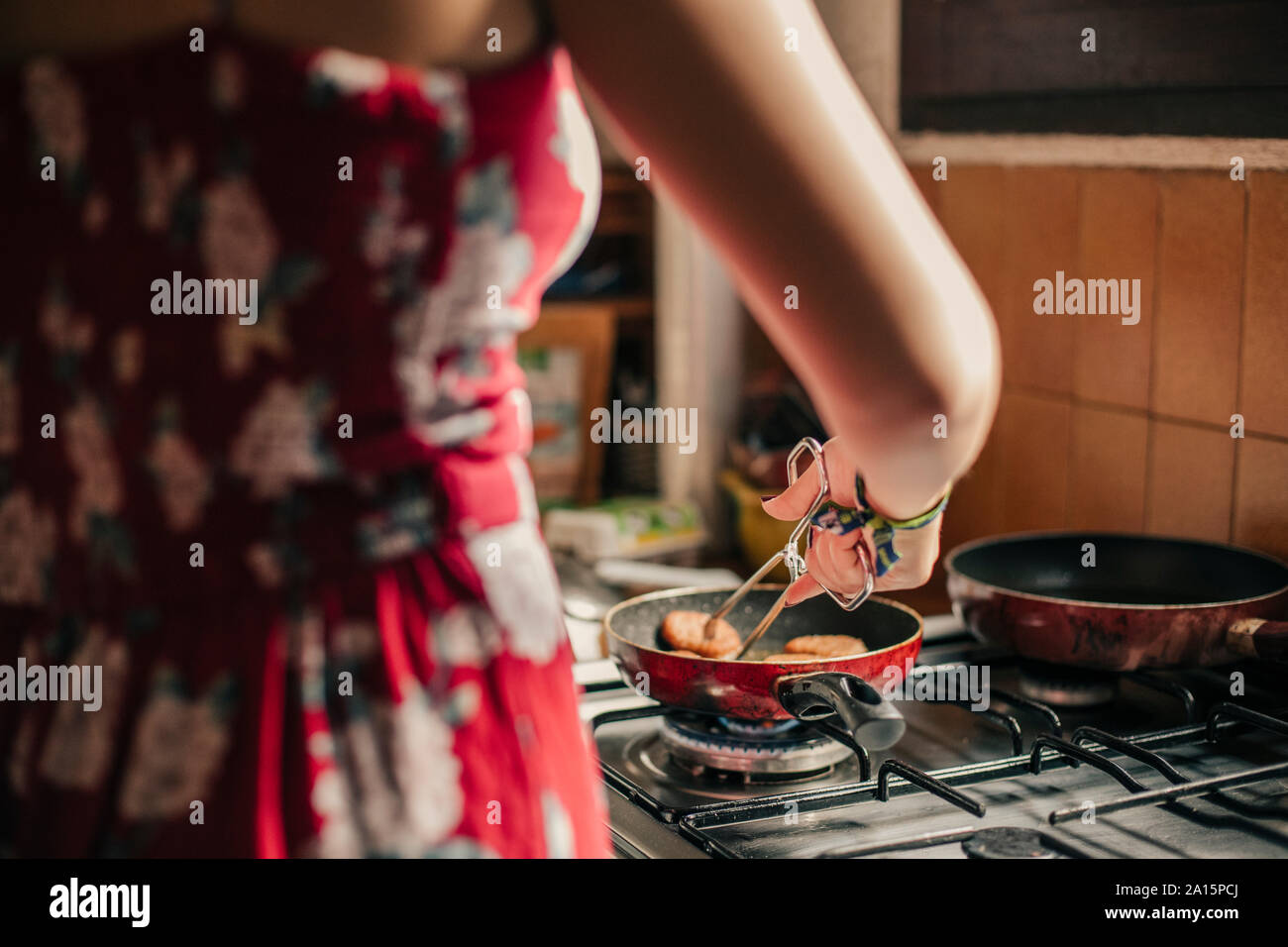 In der Nähe von Frau Kochen in der Küche mit einer Pan Stockfoto