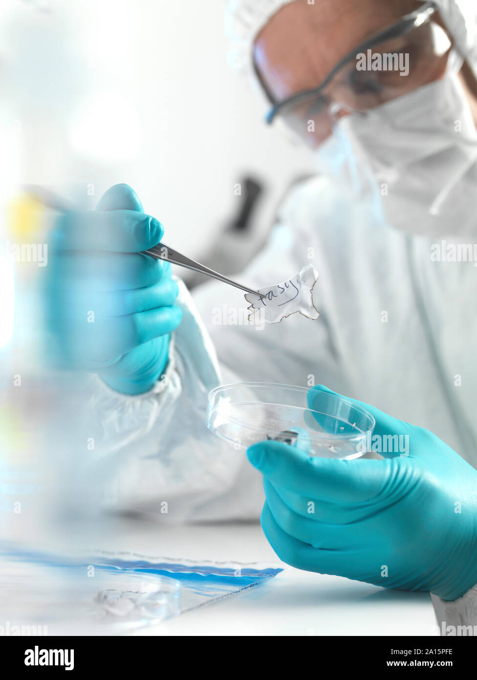 Forensische Wissenschaftler untersuchen Fragmente von Papier in einem Labor Stockfoto