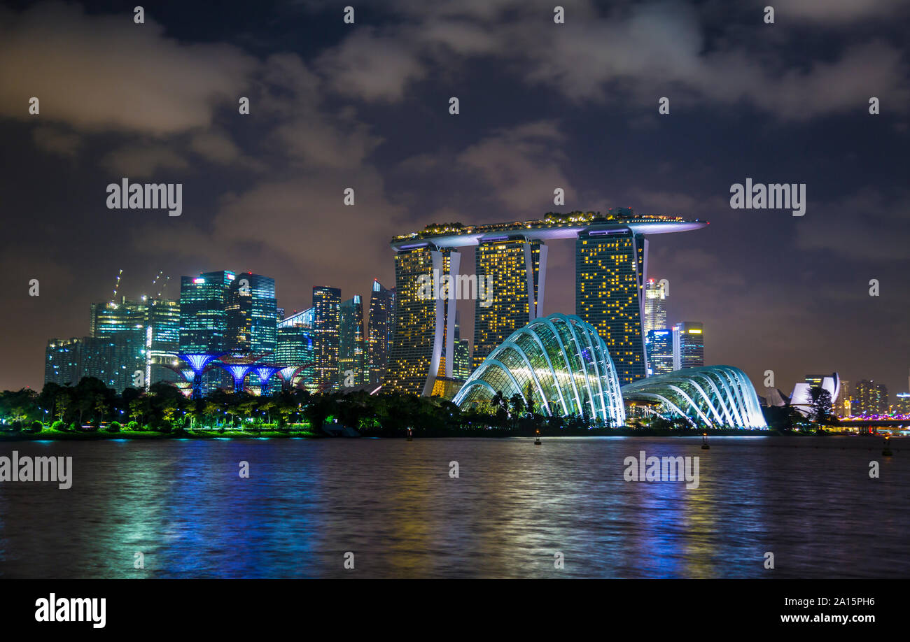 Gärten durch die Bucht und die Skyline von Singapur Stockfoto
