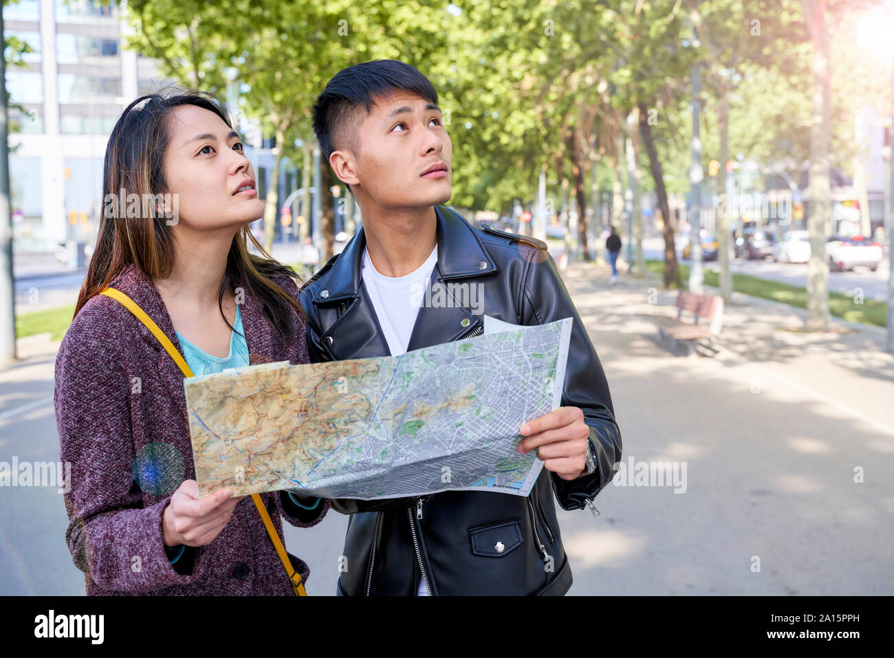 Touristische Paar in der Stadt und halten Sie eine Karte, Barcelona, Spanien Stockfoto