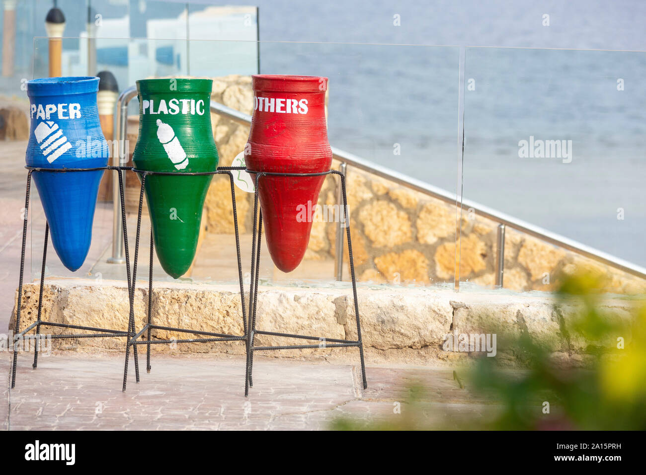 Mülltonnen mit Text am Strand in der Stadt Stockfoto