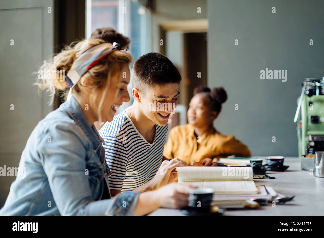Studenten treffen im Cafe, gemeinsam Lernen mit Laptops und Smartphones Stockfoto