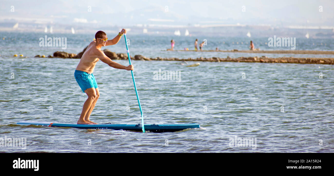Murcia, Spanien, 19. August 2019: Sportler Paddle Surfen in den Küsten von Murcia, Spanien. Paddlesurfing. Man rudern aufrecht stehende in ein Surfbrett. Stockfoto