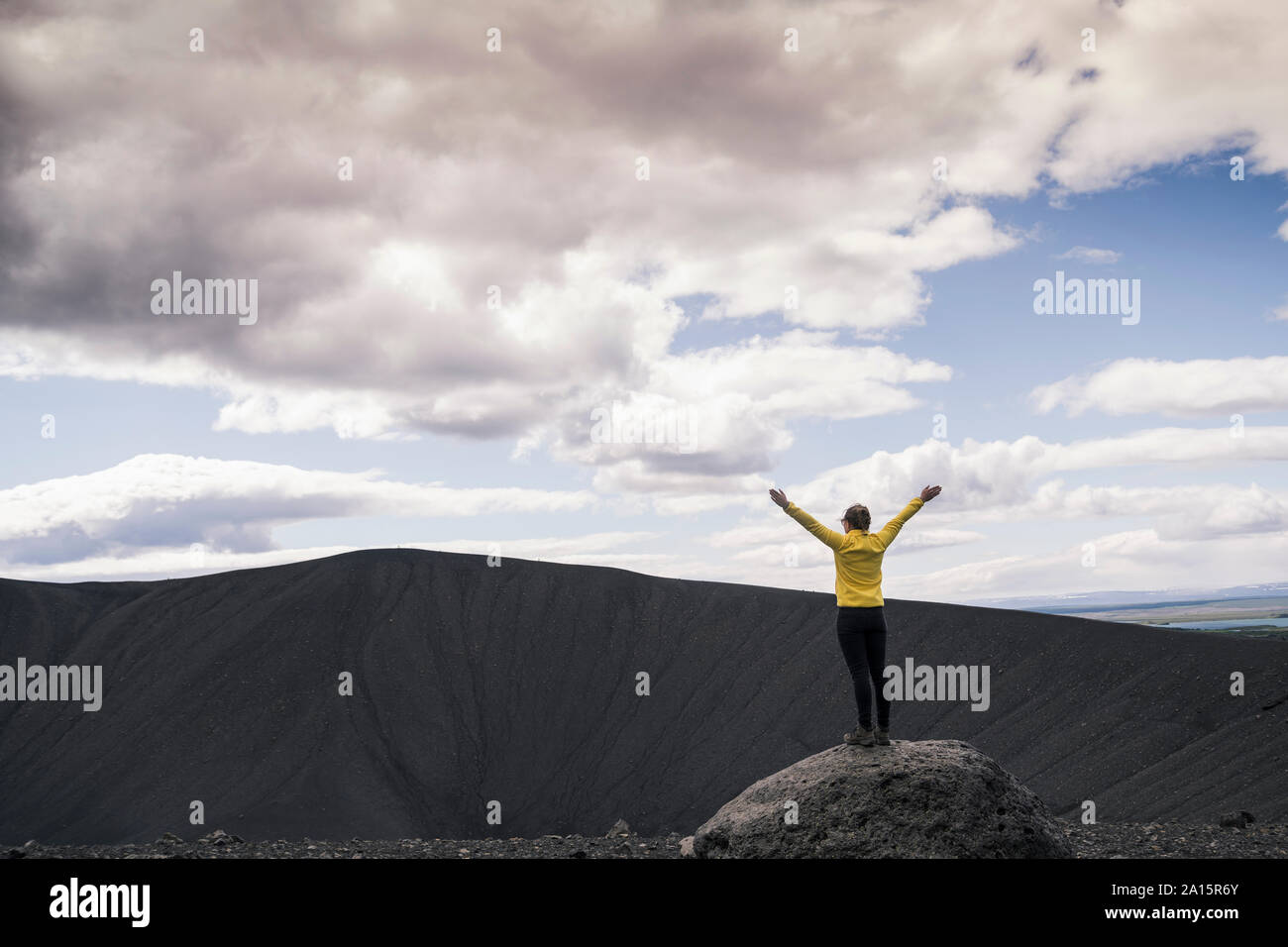 Junge Frau steht auf Hverfjall Krater in der Nähe des Myvatn, Island Stockfoto