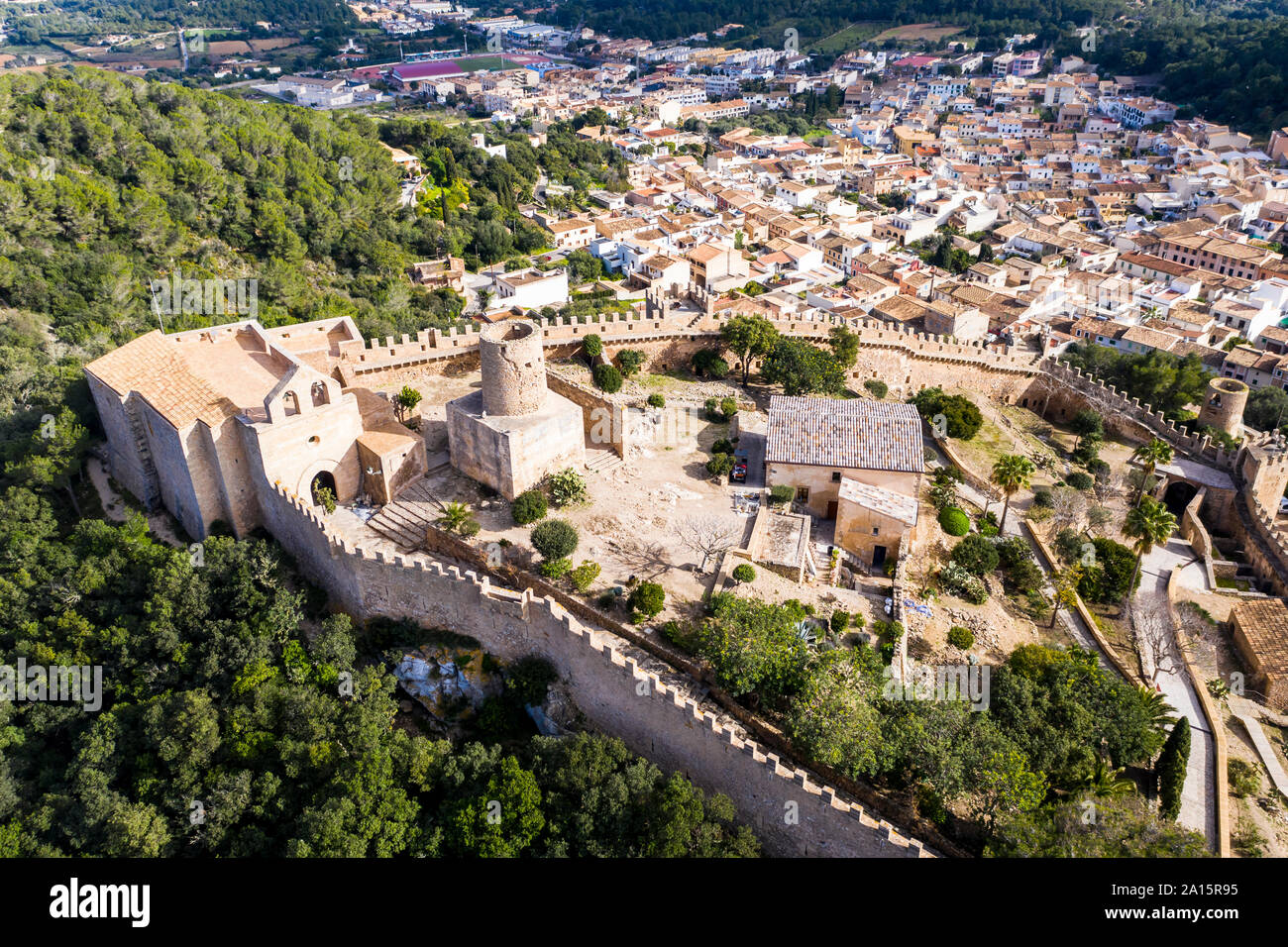 Luftaufnahme der Burg von Capdepera von Wohngebäuden im Dorf Stockfoto