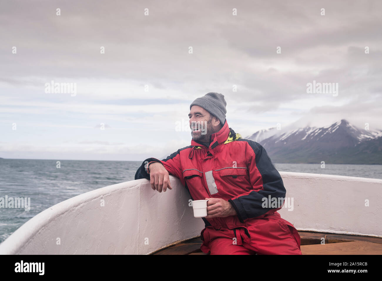Reifer Mann mit Blick auf das Meer, Bootfahren auf Eyjafjordur Fjord, Island Stockfoto