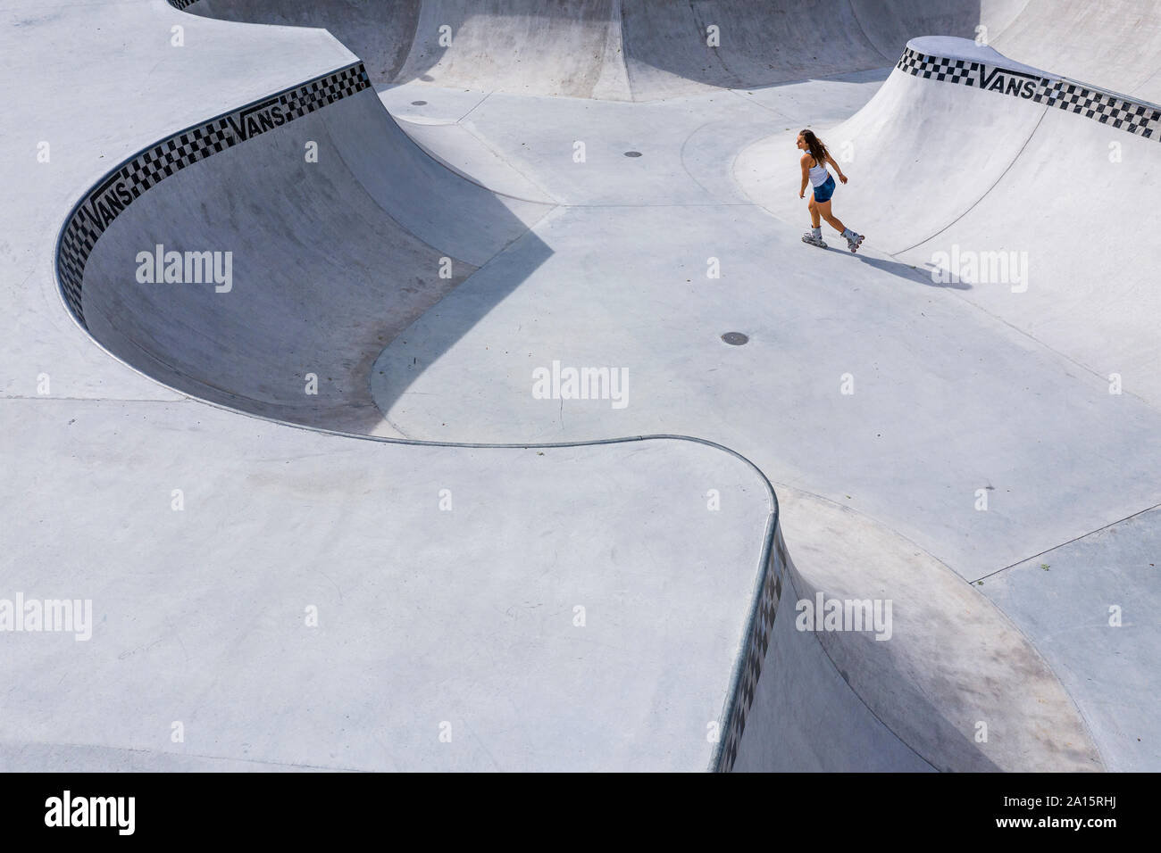 Junge Frau Inline Skating im Skatepark Stockfoto