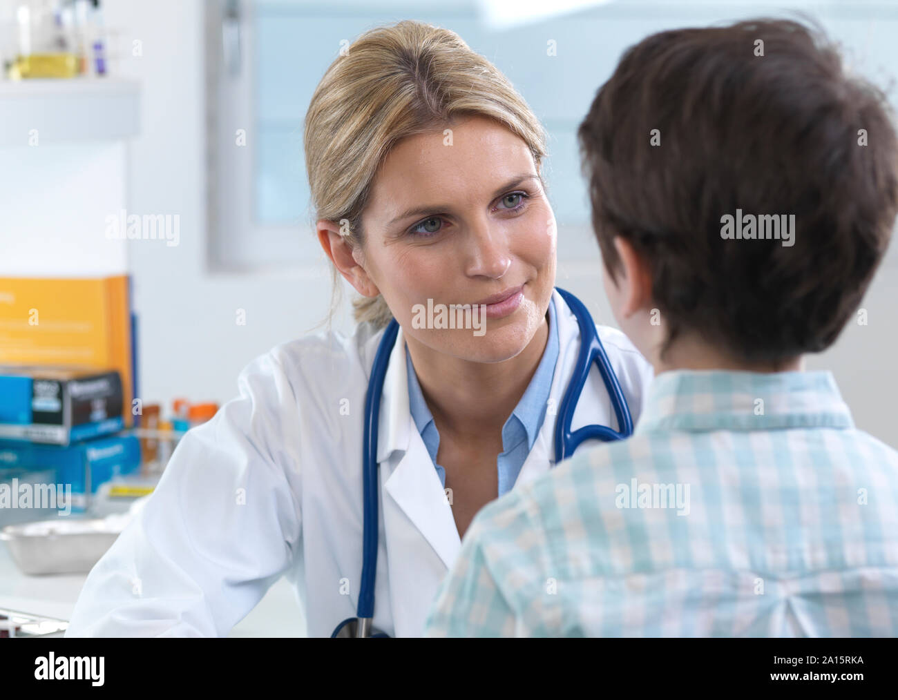 Weibliche Arzt beruhigend ein Patient bei einem Termin in der Klinik Stockfoto