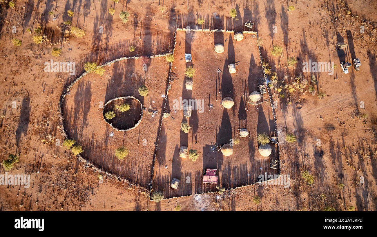 Luftaufnahme von Txitundo Kimbos Hulo, Dorf, Dorf Zaun umgeben, in Angola Stockfoto