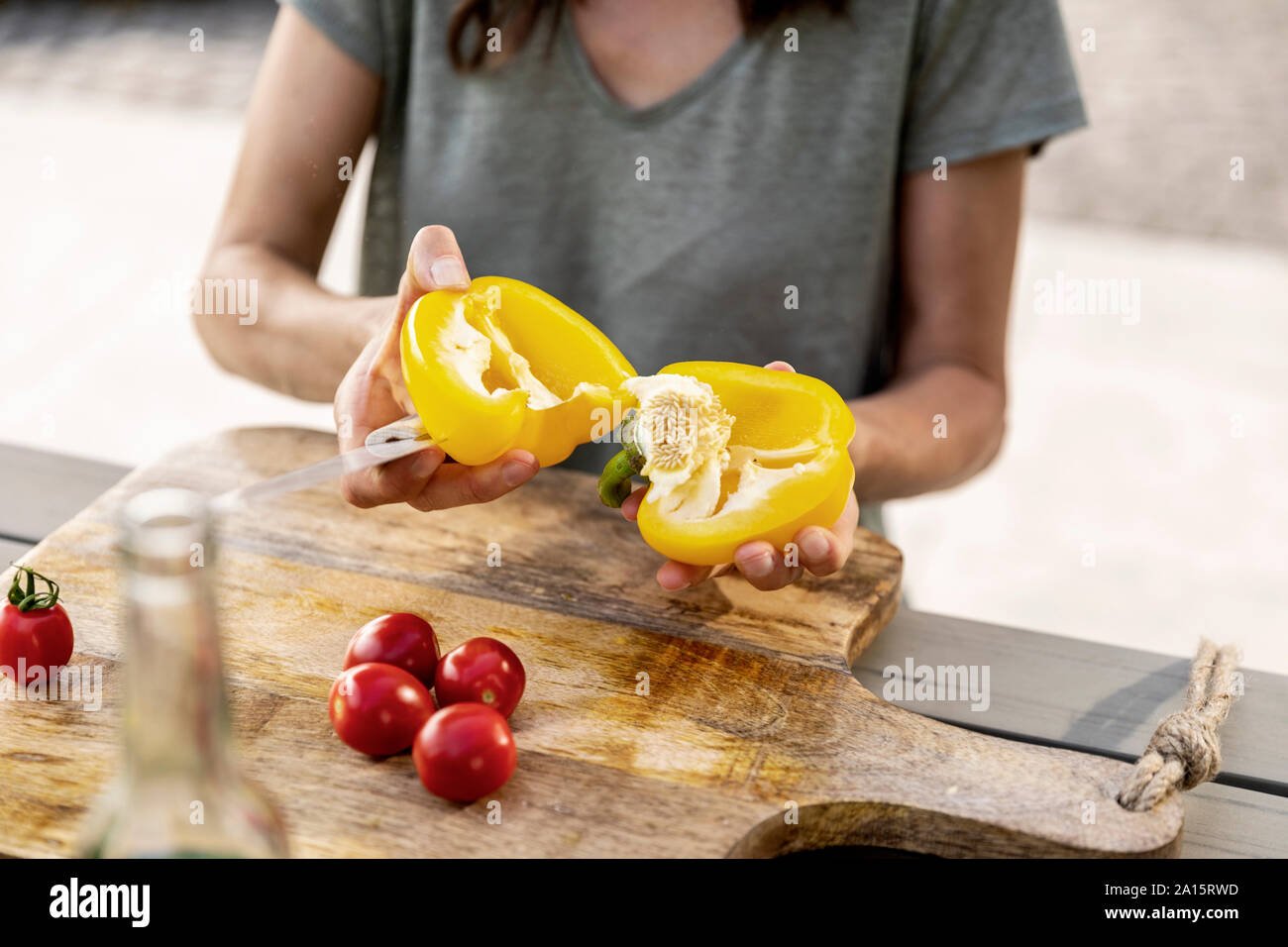 In der Nähe von Frau Vorbereitung Gesund Essen im Freien Stockfoto