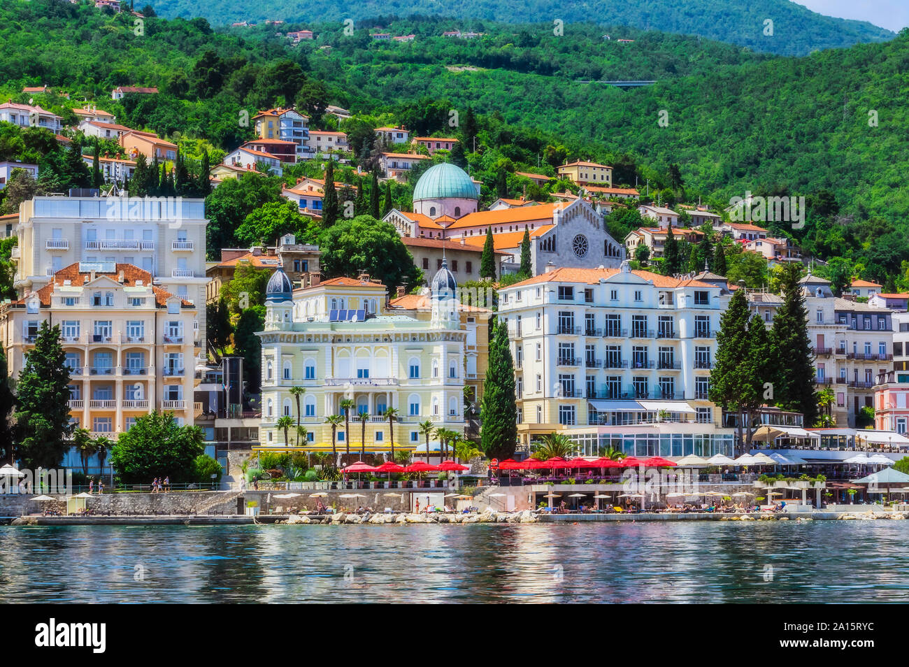 Wohngebäude in Opatija Stadt durch Adria gegen Berg Stockfoto