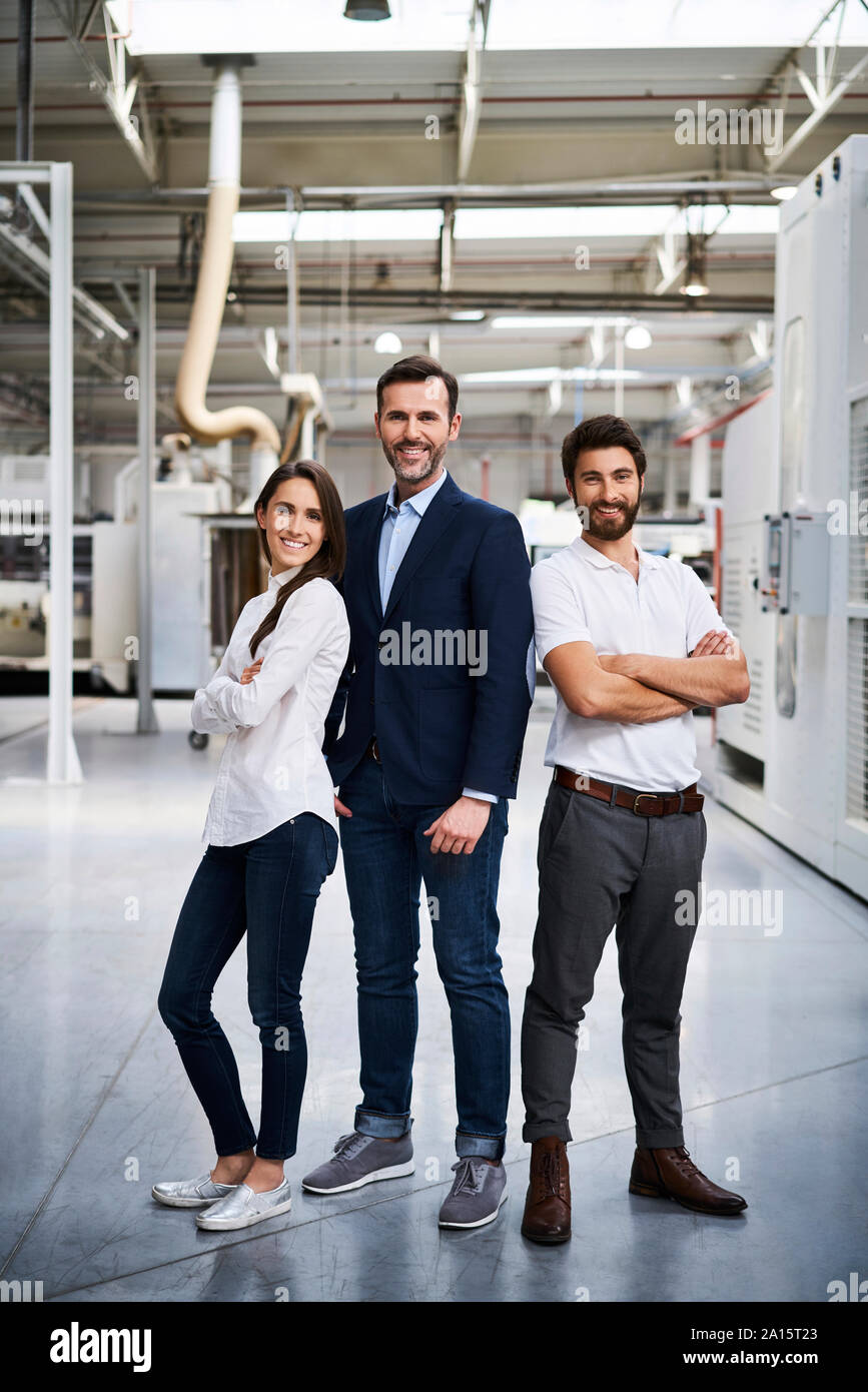 Portrait von zuversichtlich, Unternehmer und Mitarbeiter in einer Fabrik Stockfoto