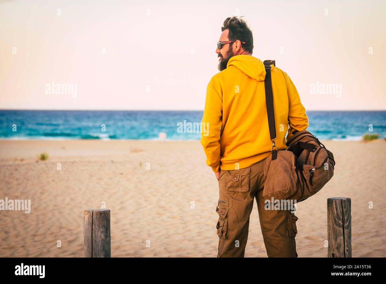 Mann mit gelben hoodie Pullover und braun Warenkorb Stockfoto