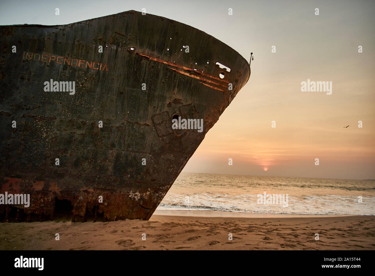 Schiffswracks in Namibe's Beach. Namibe Angola Stockfoto