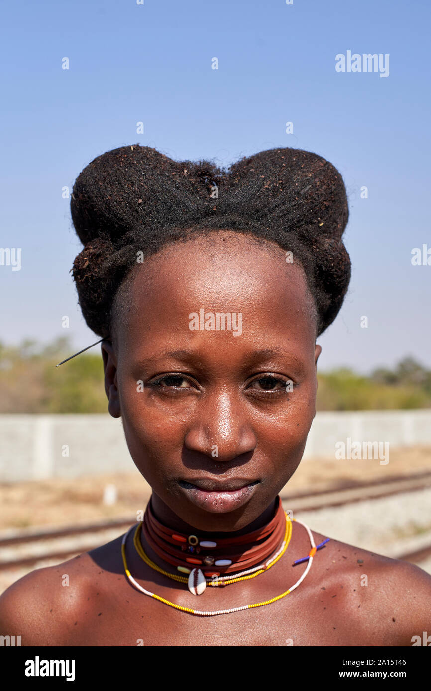 Ndengelengo Frau mit ihrem charakteristischen Frisur, Garganta, Angola Stockfoto