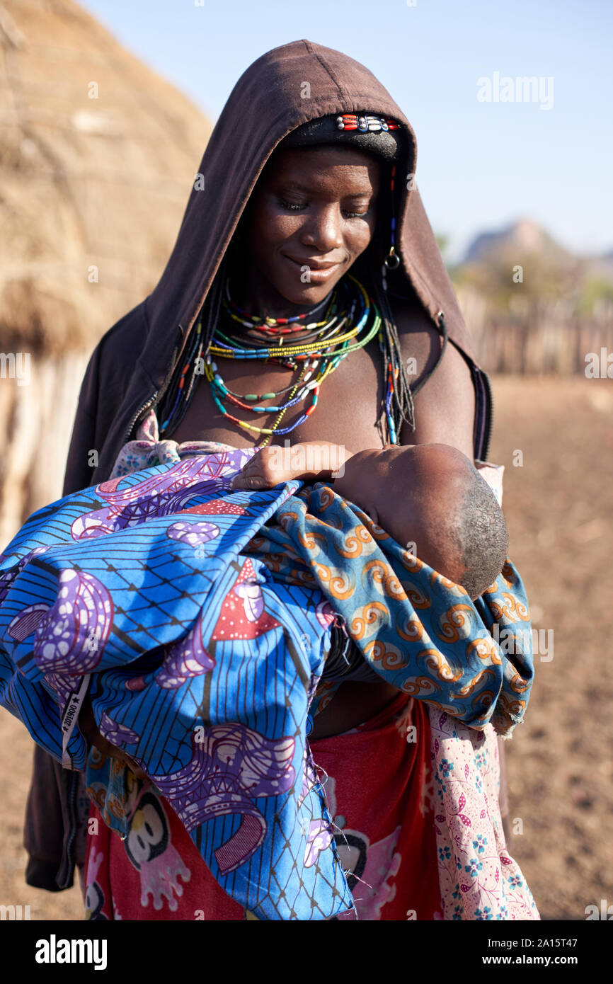Muhacaona womanholding ihr Kind, Oncocua, Angola Stockfoto