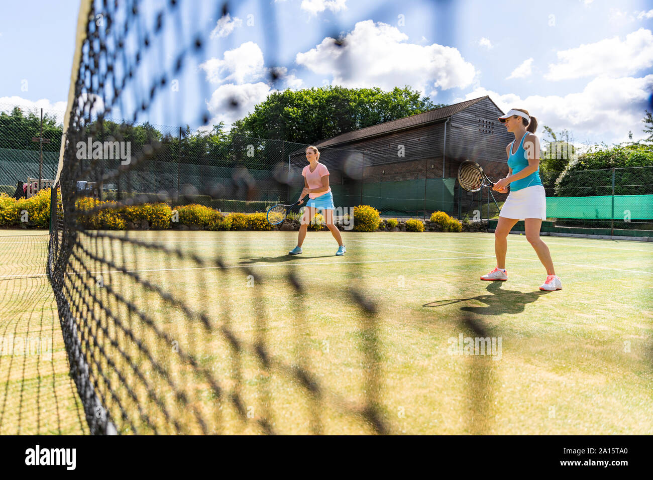 Reife Frauen bei einem Tennismatch auf Gras Hof Stockfoto