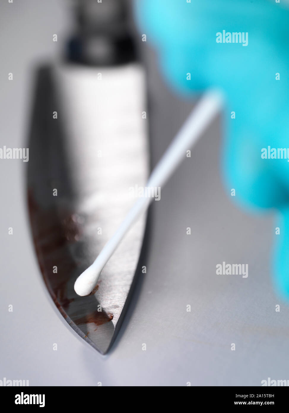 Forensische Wissenschaftler nehmen DNA Beweis von einem Blut verschmierte Messer Stockfoto