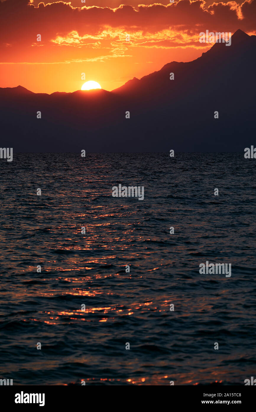 Griechenland, Chalkidiki, Sonnenuntergang über Athos Berg und Meer Stockfoto