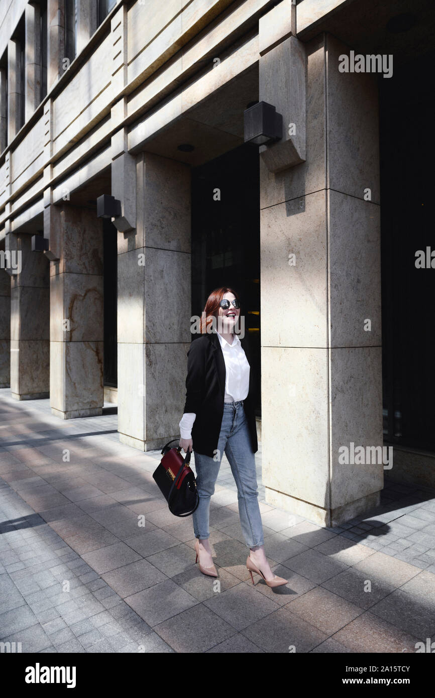 Geschäftsfrau zu Fuß auf der Straße, Tragetasche Stockfoto