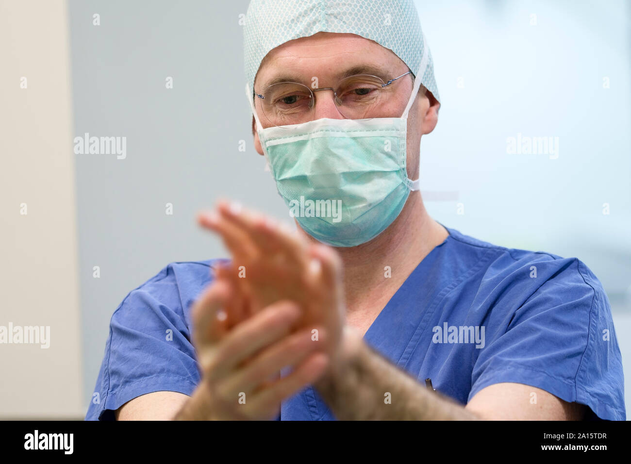 Chirurg während der Operation, Desinfektion der Hände Stockfoto