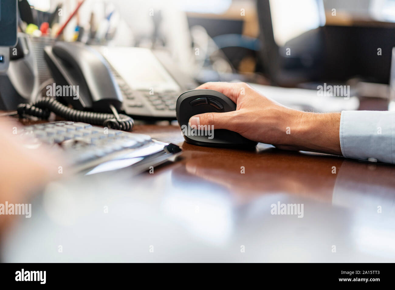 Nahaufnahme der Geschäftsmann über ergonomische Maus im Büro Stockfoto