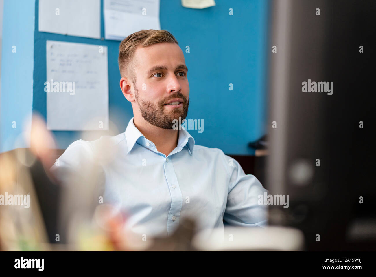 Unternehmer Arbeiten am Desktop-PC im Büro Stockfoto