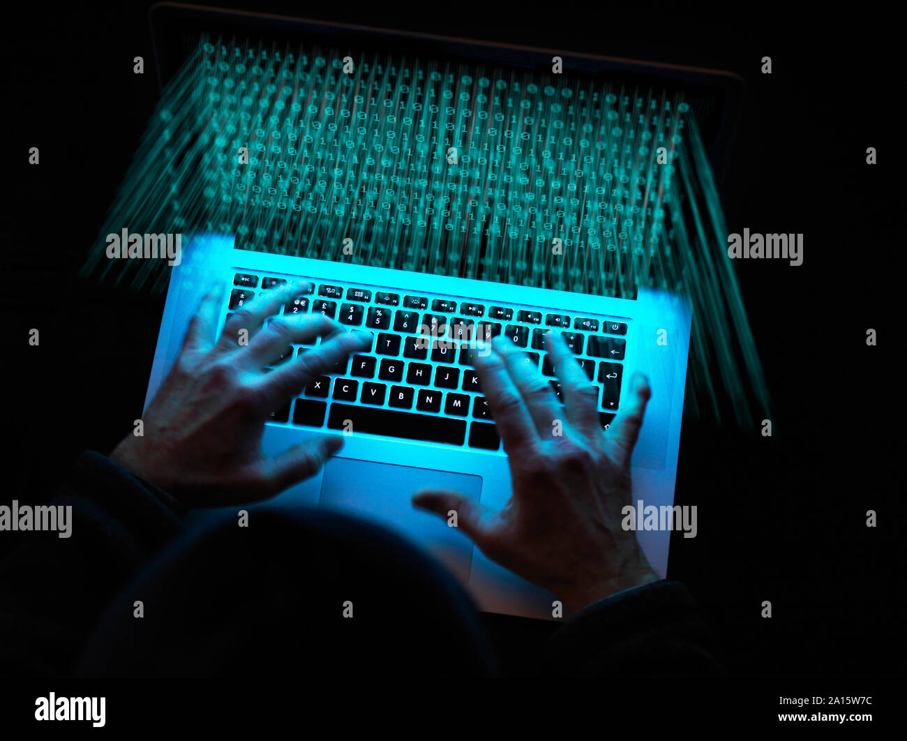 Cyberkriminalität, ein Hacker mit einem virus Software in Angriff zu nehmen Stockfoto