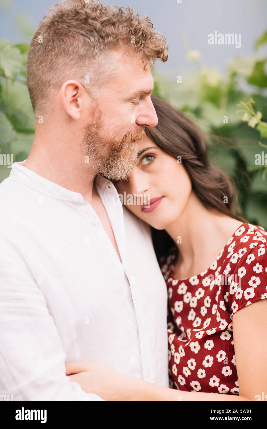 Glückliches Paar in den Weinbergen Stockfoto