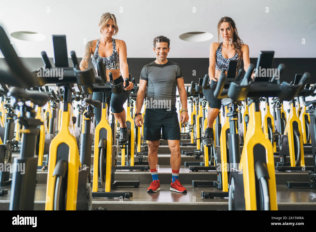Portrait von Training Partner in der Spinnerei Klasse in der Turnhalle Stockfoto
