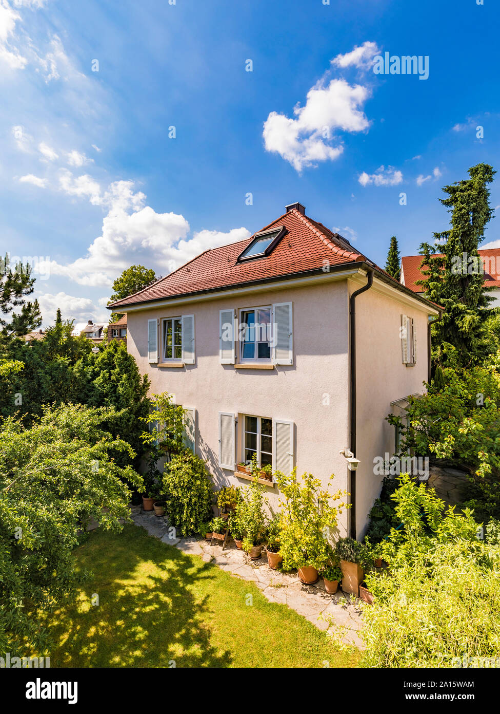 Deutschland, Baden-Württemberg, Stuttgart, Äußere des Hauses im Garten Stockfoto